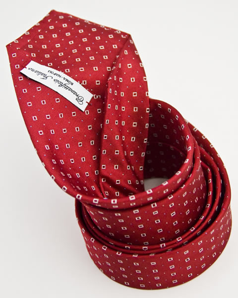 Dettaglio sartoriale della cravatta